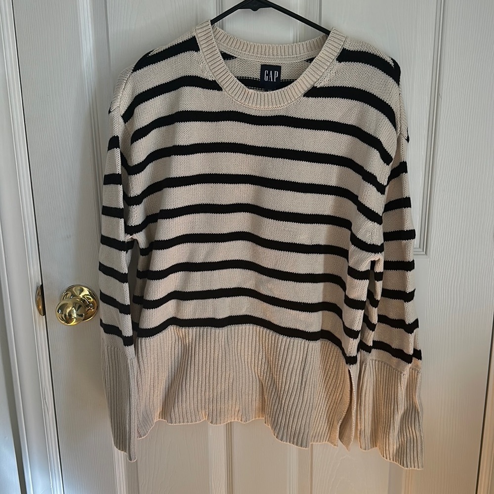 Gap 24/7 split hem striped sweater